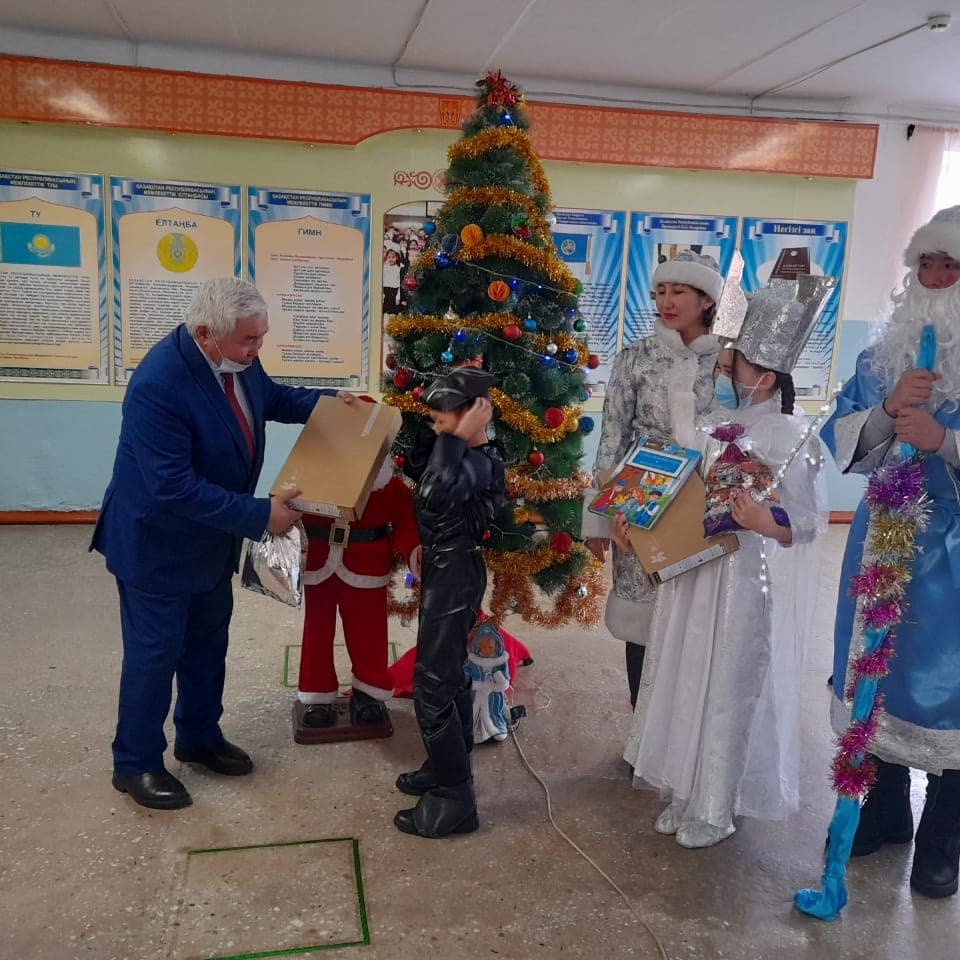 Қазақстан Республикасының Президенті және аудан әкімі атынан оқушыларымызға жаңа жылдық сыйлықтар табысталды. Нұрмағамбетова Жасминға  нетбук, кітап,