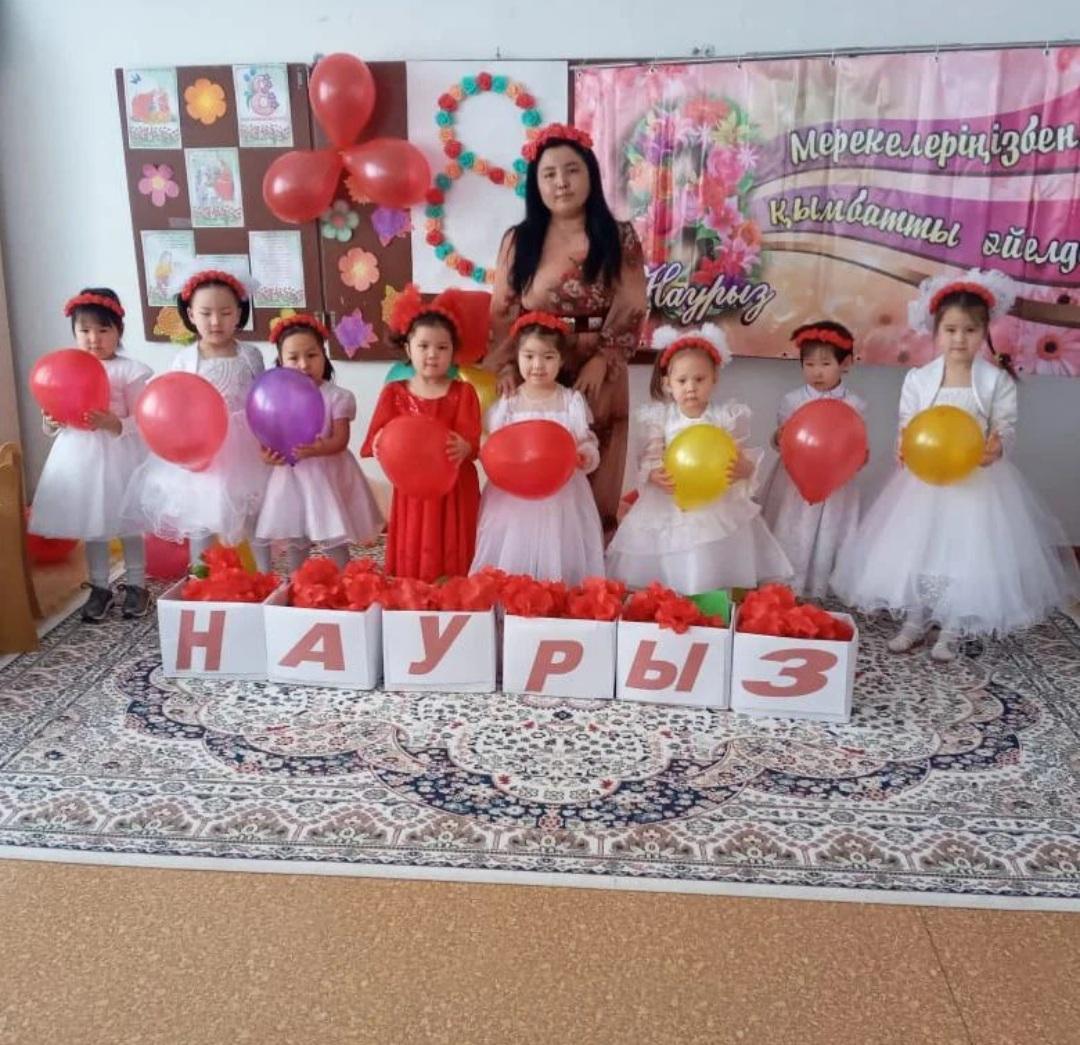 Шағын орталық тобында "Ана- біздің гүліміз" атты ертеңгілік өткізілді.