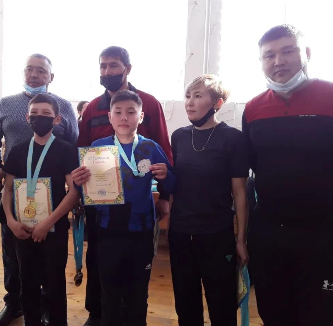 Аудандық окушылар арасындағы қол күрес сайысына қатысып жүлделі орындарға ие болды. Спортшыларымызды және жетекшісі Маутказинов Дулат Саматович