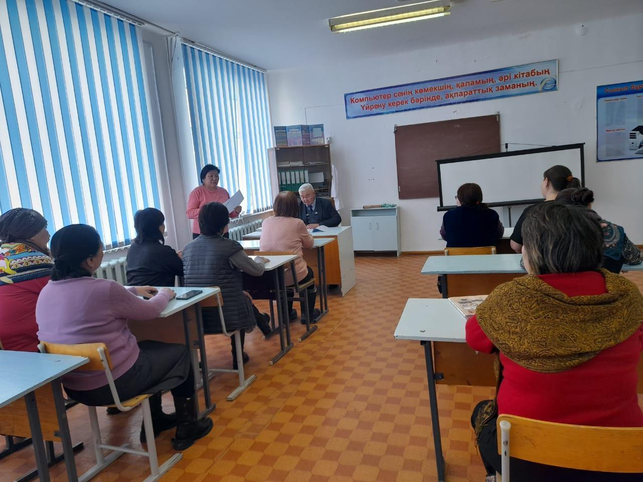 Қамқоршылық кеңестің бірыңғай отырыс күні белгіленді. Мектепте қамқоршылдық кеңес отырысында мектеп директоры Ж.Х. Ерботин қамқоршылдық кеңес мүшелері